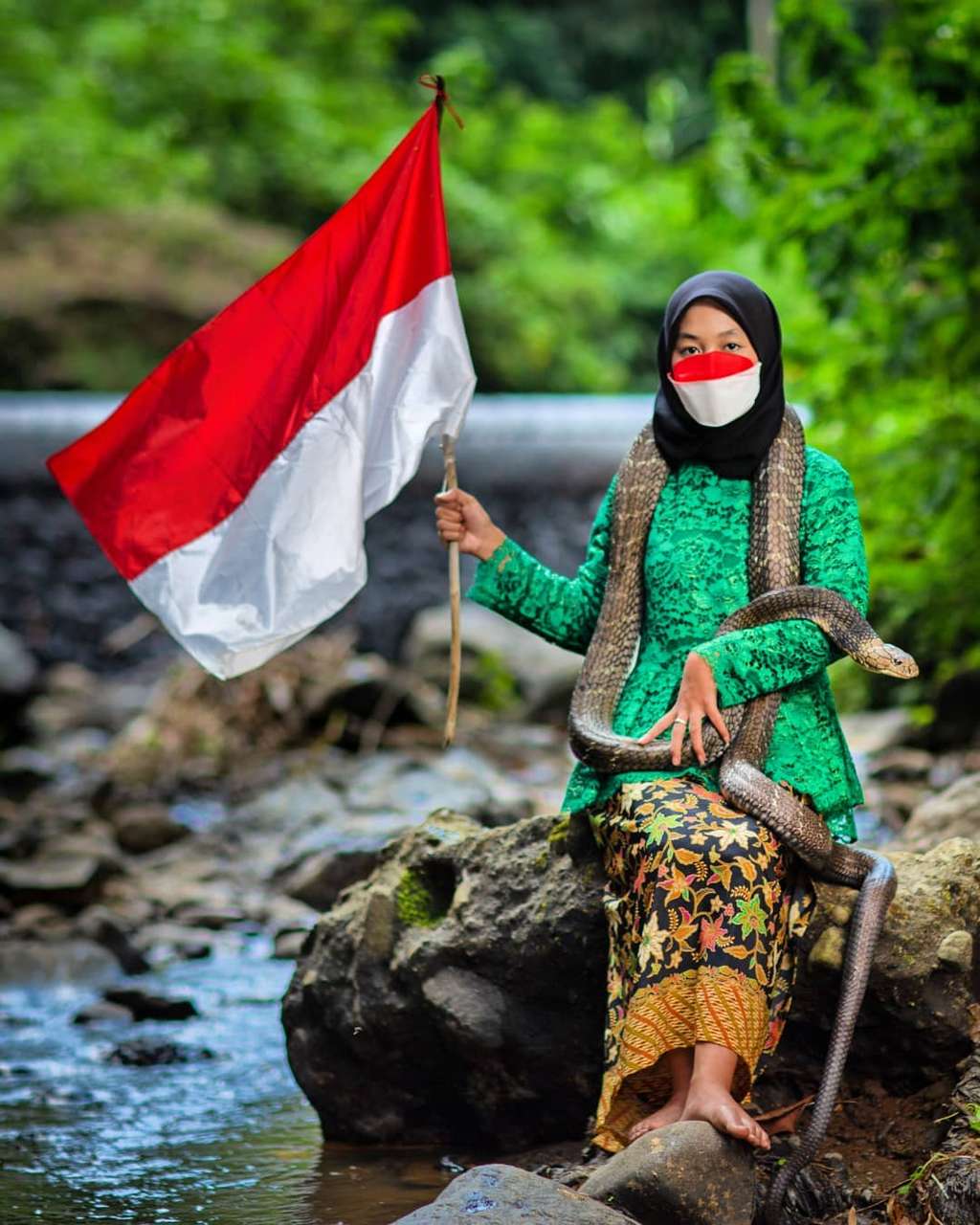 Ingat Gadis Bandung Pamer Dicium King Kobra 4 Meter? Nasibnya