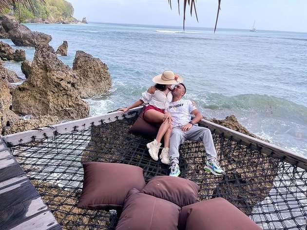 Ingat Eva Belisima Eks Istri Kiwil? Gaya Pacarannya Disorot