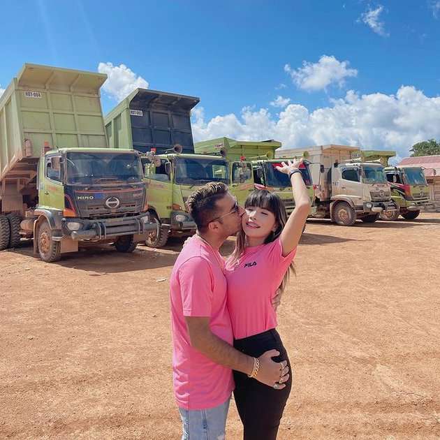 Ingat Eva Belisima Eks Istri Kiwil? Gaya Pacarannya Disorot