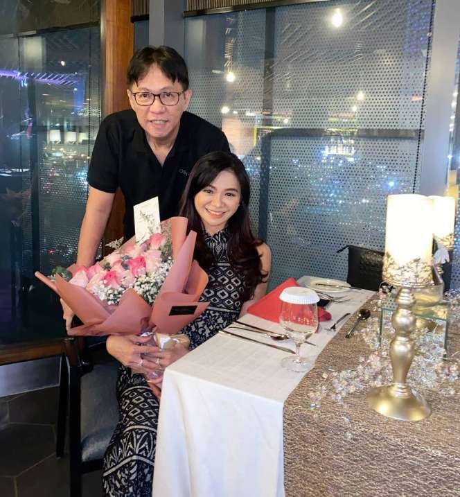 7 Foto Terbaru Puspa Dewi, Nenek 53 Tahun Awet Muda Bak ABG