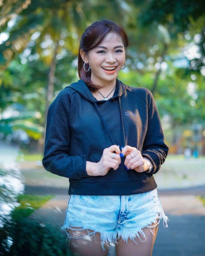 7 Foto Terbaru Puspa Dewi, Nenek 53 Tahun Awet Muda Bak ABG
