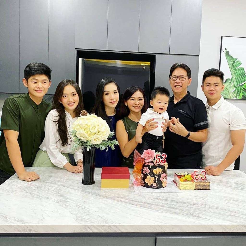 7 Foto Terbaru Puspa Dewi, Nenek 53 Tahun Awet Muda Bak ABG