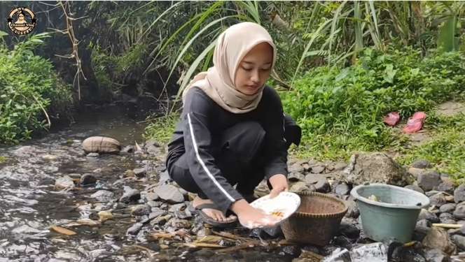 Cantik dan Rajin, Gadis Sunda Ini Bikin Betah Tinggal di Desa