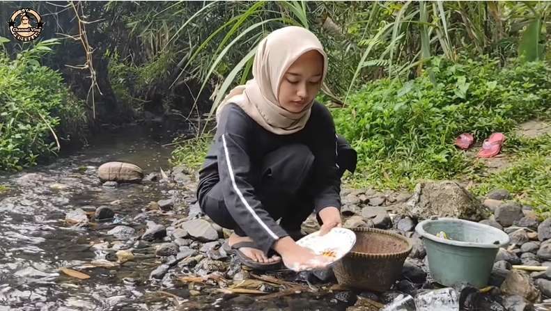 Cantik dan Rajin, Gadis Sunda Ini Bikin Betah Tinggal di Desa