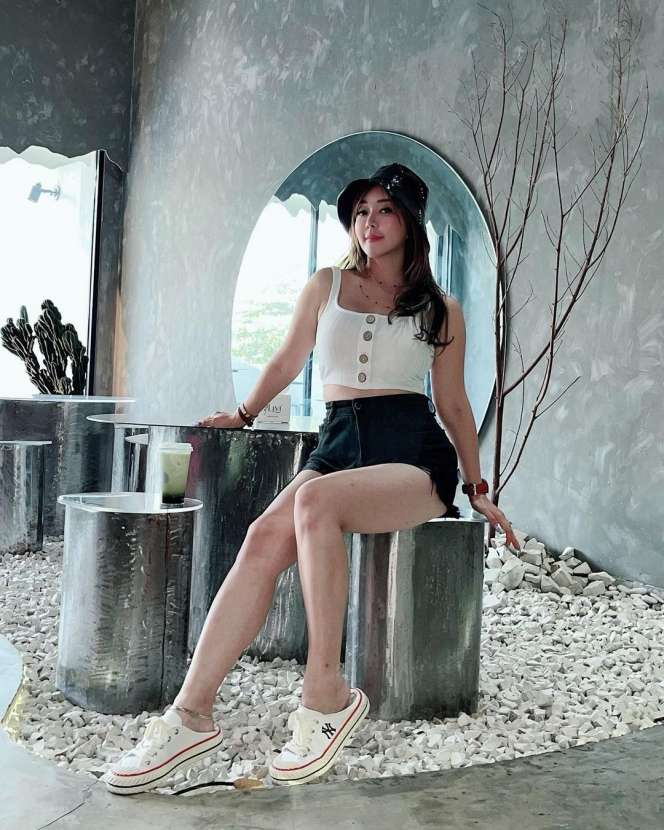 7 Foto Dewi Biechu, Selebgram Tajir Dekat dengan Hotman Paris