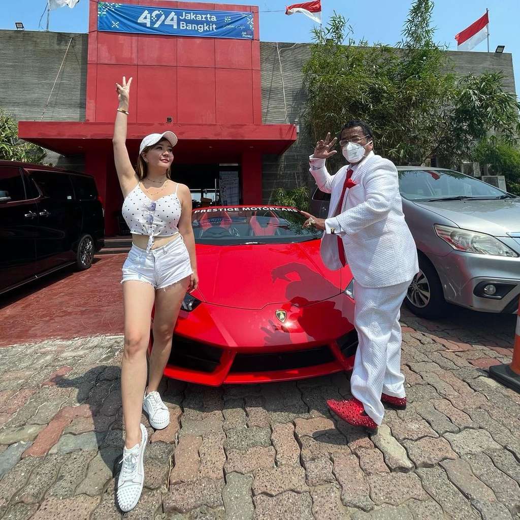 7 Foto Dewi Biechu, Selebgram Tajir Dekat dengan Hotman Paris