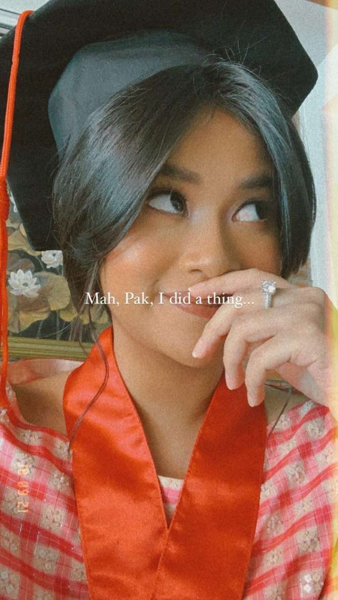 8 Momen Putri Ikke Nurjanah-Aldi Lulus, Berpredikat Cum Laude