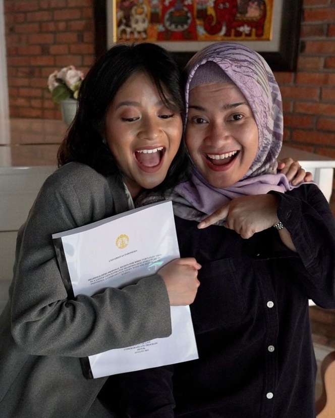 8 Momen Putri Ikke Nurjanah-Aldi Lulus, Berpredikat Cum Laude