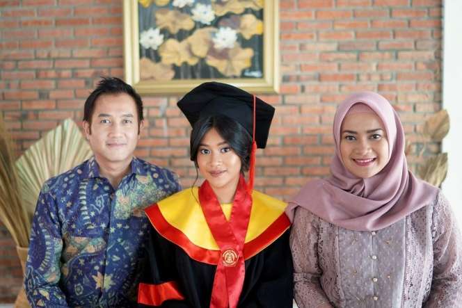 8 Momen Wisuda Online Putri Aldi Bragi dan Ikke Nurjanah