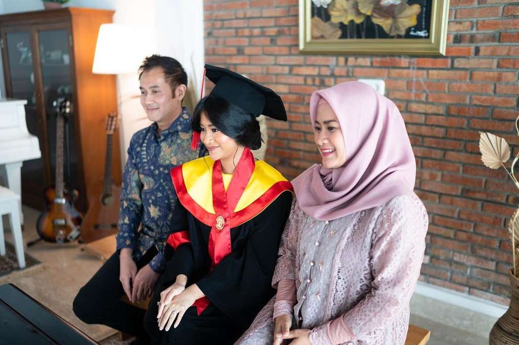 8 Momen Wisuda Online Putri Aldi Bragi dan Ikke Nurjanah