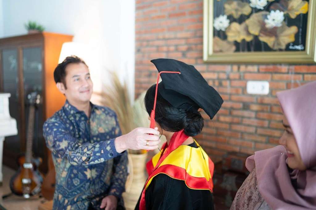 8 Momen Wisuda Online Putri Aldi Bragi dan Ikke Nurjanah