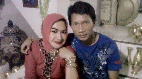 Tak Banyak yang Tahu, 3 Artis Ini Nikahi Ibu Angkat Sendiri