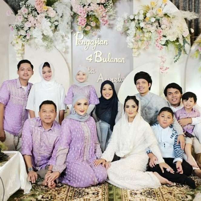 Momen Pengajian 4 Bulanan Kehamilan Aurel, 3 Keluarga Kumpul