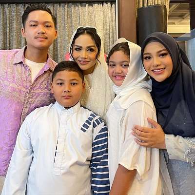 Momen Pengajian 4 Bulanan Kehamilan Aurel, 3 Keluarga Kumpul