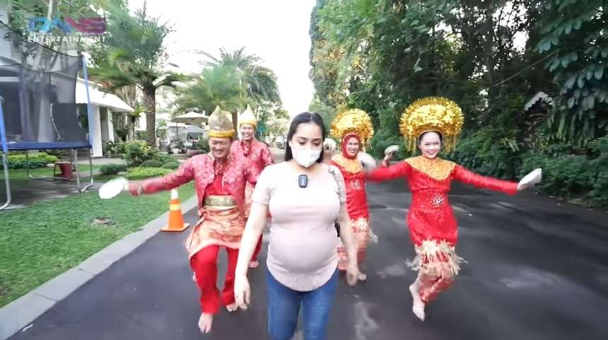 Nagita Ngidam Masakan Padang, Resto-nya Diangkut ke Andara