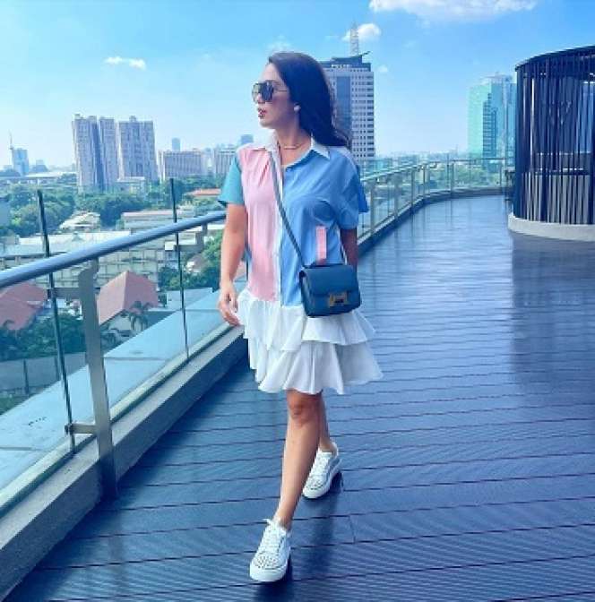 Jadi Ibu 5 Anak, Gaya Ussy Sulistiawaty Tampil Bak ABG