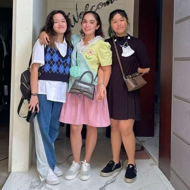 Jadi Ibu 5 Anak, Gaya Ussy Sulistiawaty Tampil Bak ABG