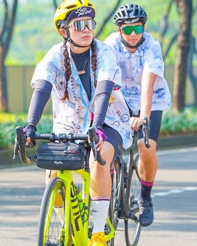 Jadi Ibu 5 Anak, Gaya Ussy Sulistiawaty Tampil Bak ABG