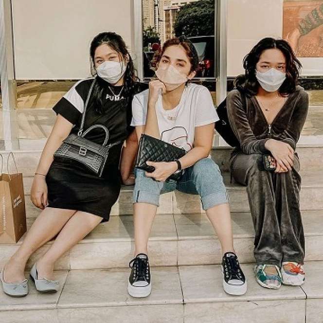 Jadi Ibu 5 Anak, Gaya Ussy Sulistiawaty Tampil Bak ABG