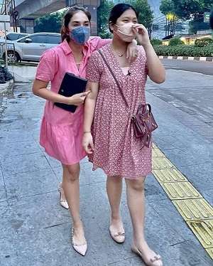 Jadi Ibu 5 Anak, Gaya Ussy Sulistiawaty Tampil Bak ABG