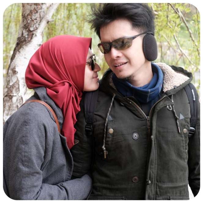 Jauh dari Gosip, 9 Potret Harmonis Dhini Aminarti & Dimas Seto