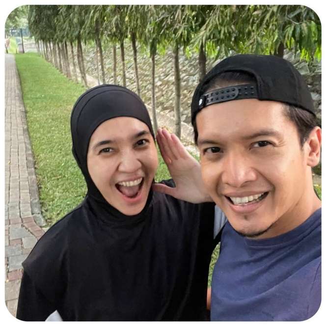 Jauh dari Gosip, 9 Potret Harmonis Dhini Aminarti & Dimas Seto