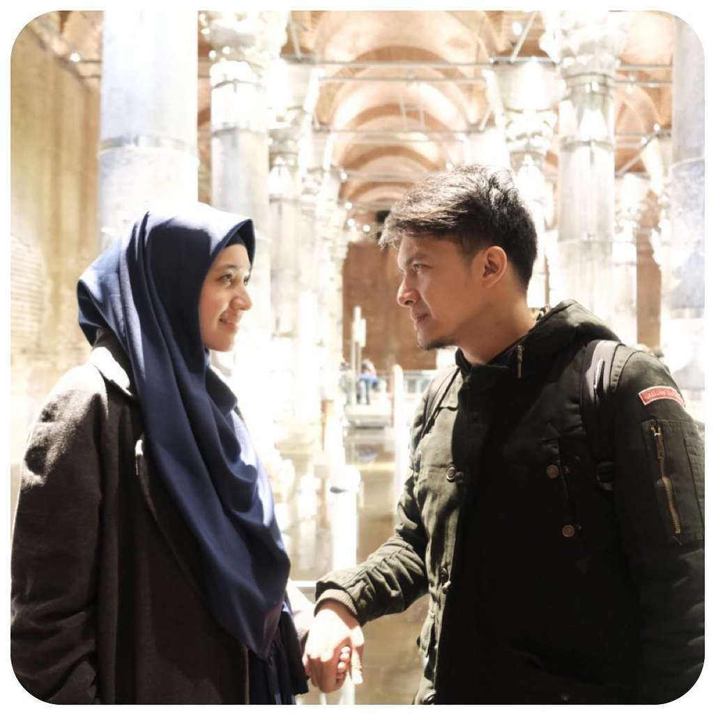 Jauh dari Gosip, 9 Potret Harmonis Dhini Aminarti & Dimas Seto