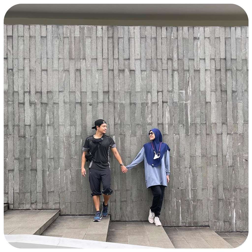 Jauh dari Gosip, 9 Potret Harmonis Dhini Aminarti & Dimas Seto