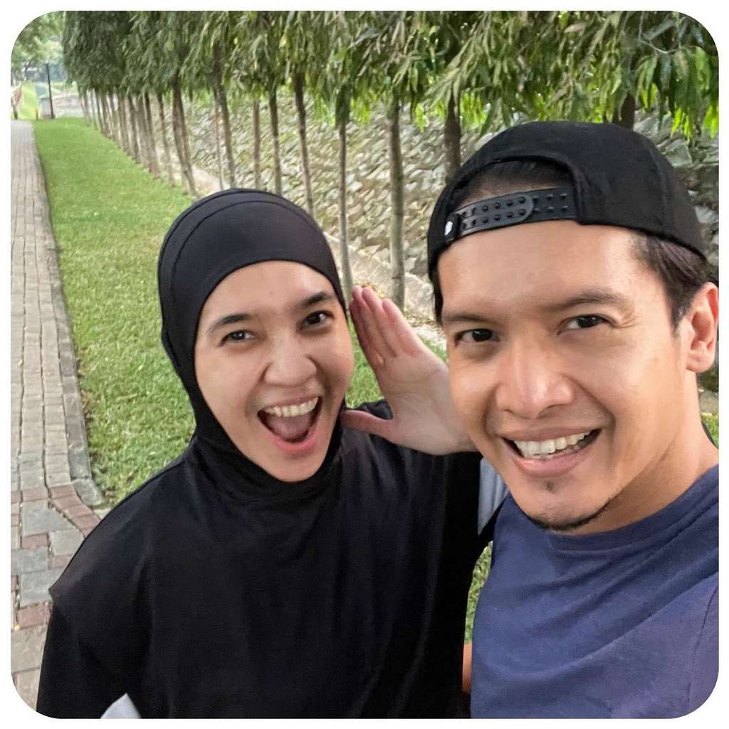 Jauh dari Gosip, 9 Potret Harmonis Dhini Aminarti & Dimas Seto