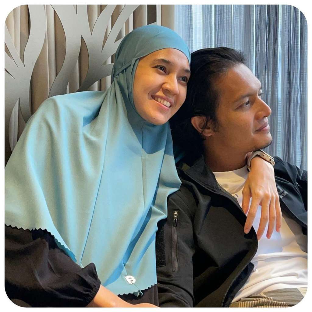 Jauh dari Gosip, 9 Potret Harmonis Dhini Aminarti & Dimas Seto