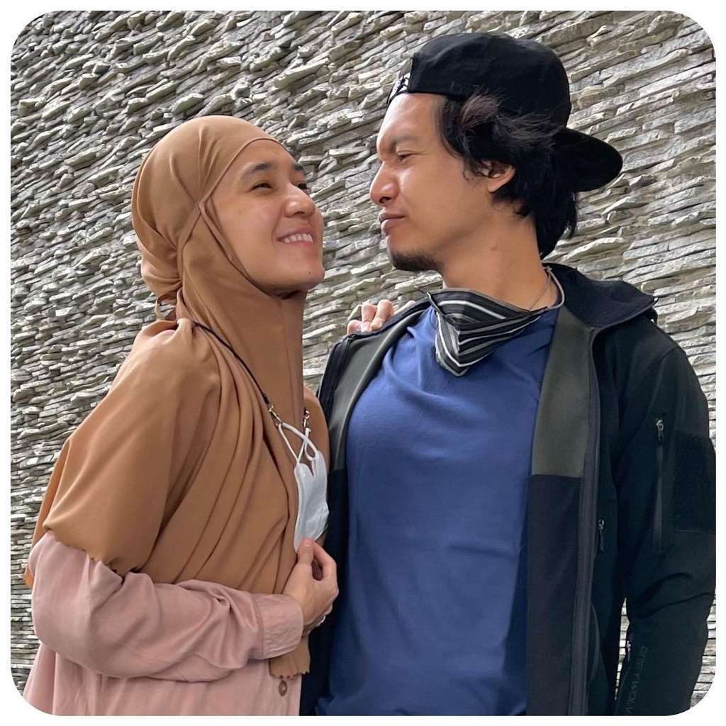 Jauh dari Gosip, 9 Potret Harmonis Dhini Aminarti & Dimas Seto