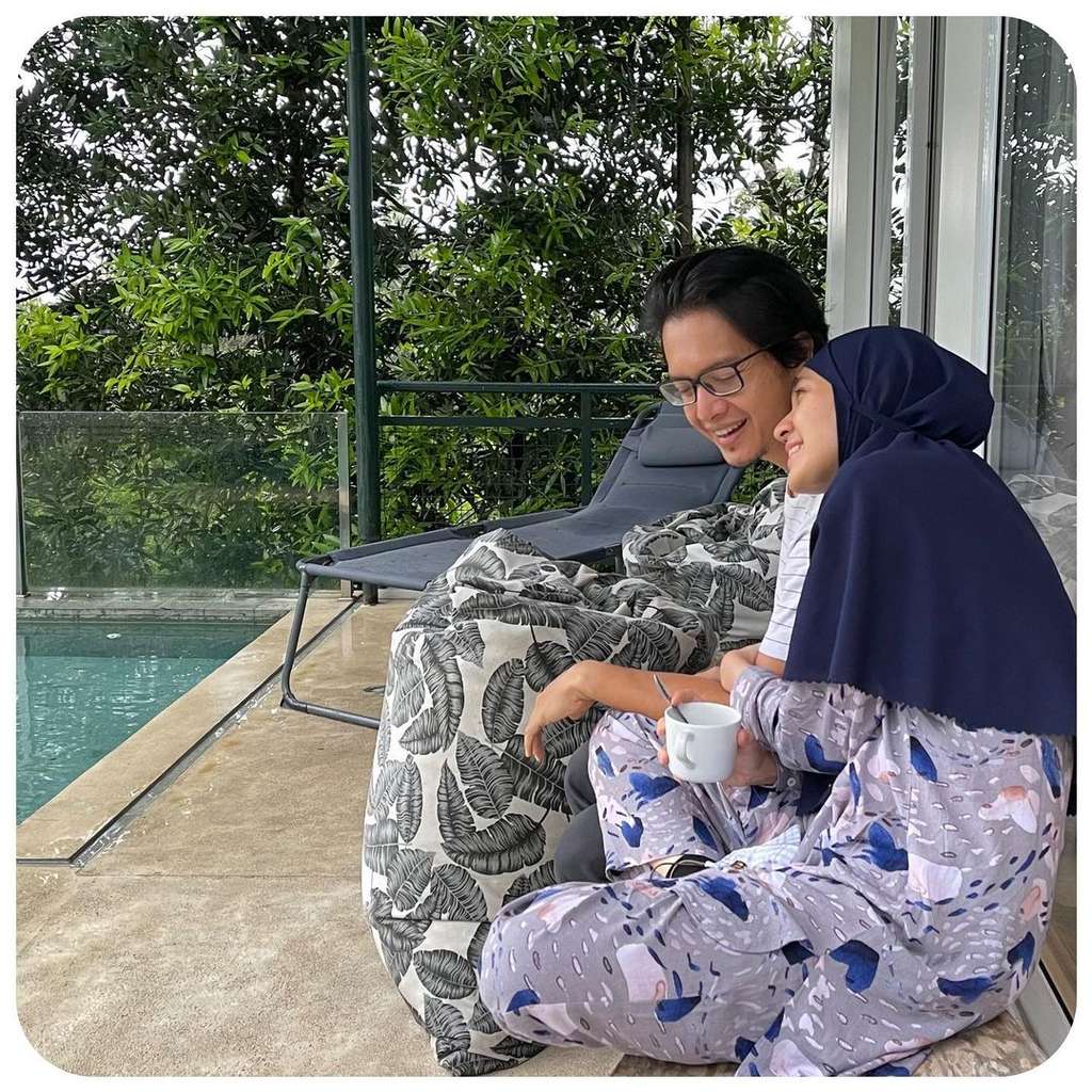 Jauh dari Gosip, 9 Potret Harmonis Dhini Aminarti & Dimas Seto