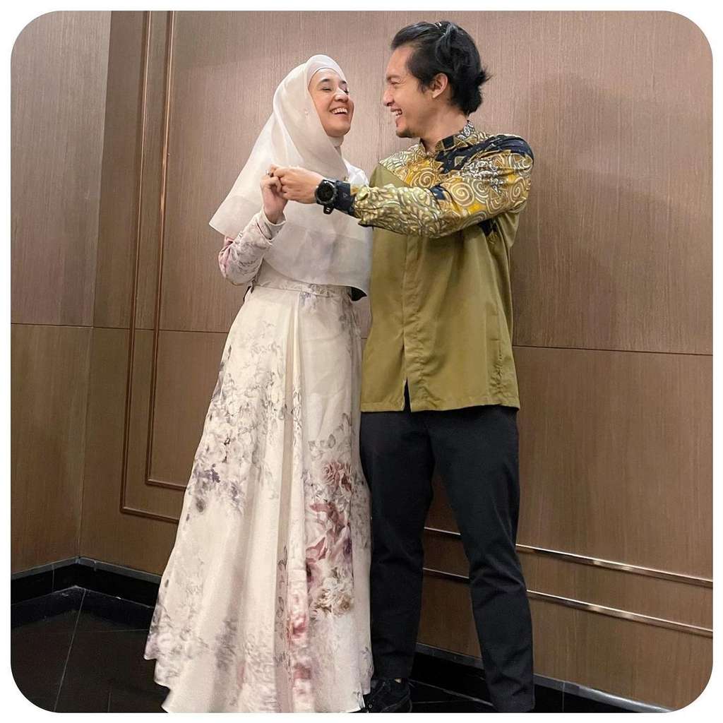 Jauh dari Gosip, 9 Potret Harmonis Dhini Aminarti & Dimas Seto