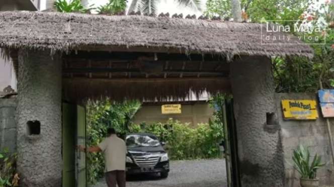 Potret Rumah Ibunda Luna Maya di Bali, Halaman Belakang Lautan