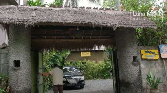 Potret Rumah Ibunda Luna Maya di Bali, Halaman Belakang Lautan