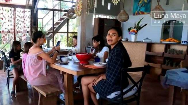 Potret Rumah Ibunda Luna Maya di Bali, Halaman Belakang Lautan