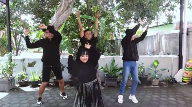 Cover MV Lisa Blackpink, Poni Kekeyi Jadi Sorotan