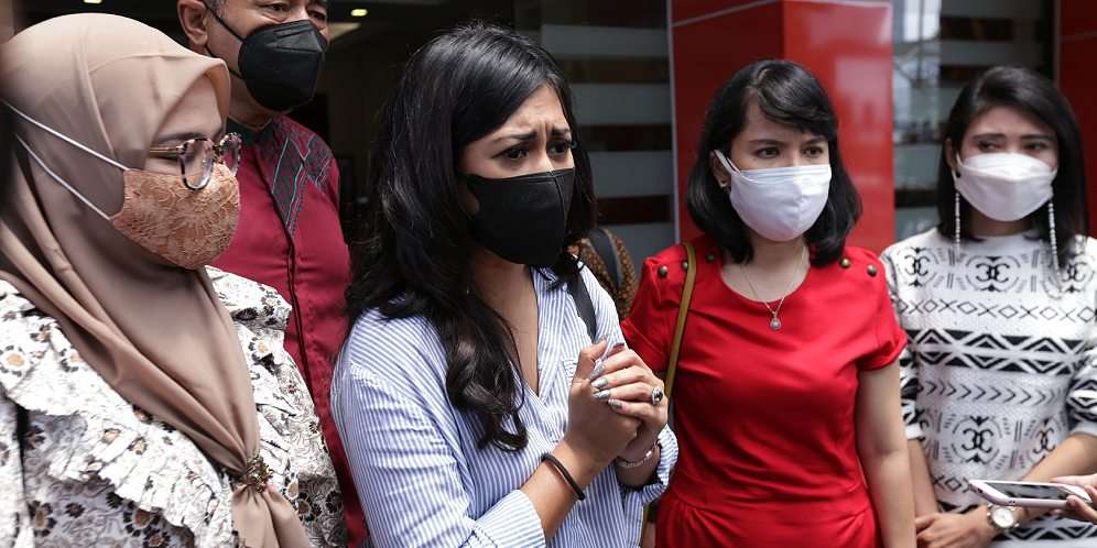 Karen Pooroe Menangis, Dua Tahun Kasus Kematian Anaknya Mandek