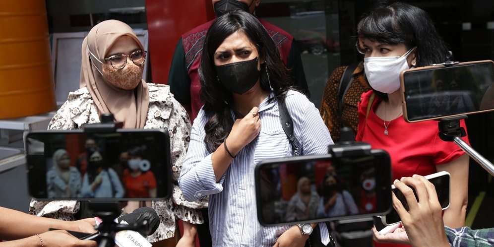 Karen Pooroe Menangis, Dua Tahun Kasus Kematian Anaknya Mandek