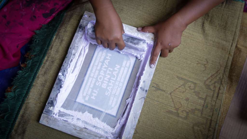 Geliat Bisnis Sablon Sajadah di Tengah Pandemi