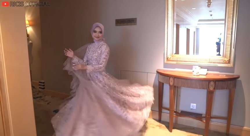 Detik-Detik Ria Ricis Masuk Ballroom Lamaran, Bak Princess!