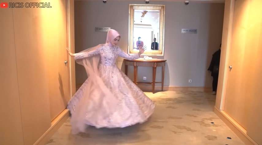 Detik-Detik Ria Ricis Masuk Ballroom Lamaran, Bak Princess!