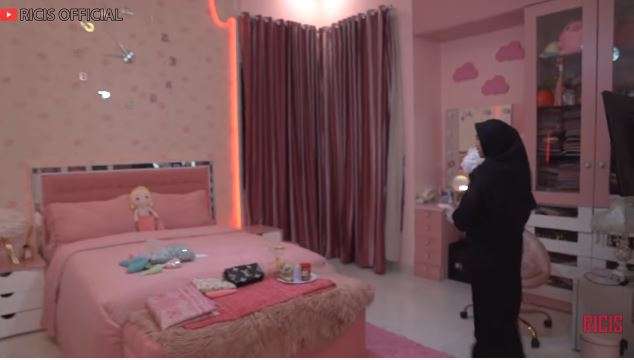 10 Potret Kamar Ria Ricis di Rumah Lama & Baru, Salfok Perabot
