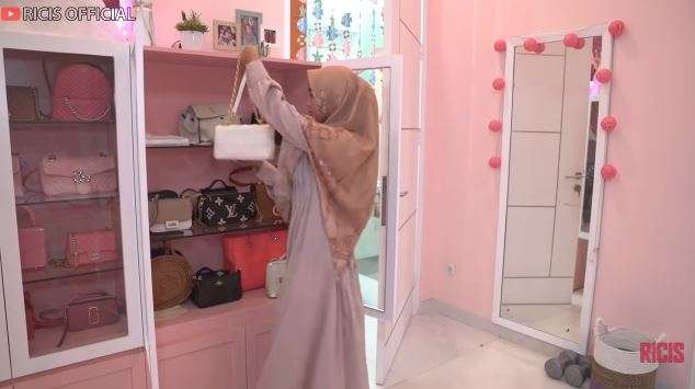 10 Potret Kamar Ria Ricis di Rumah Lama & Baru, Salfok Perabot