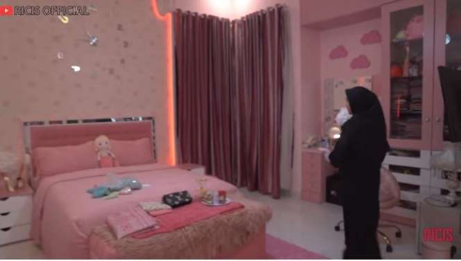 10 Potret Kamar Ria Ricis di Rumah Lama & Baru, Salfok Perabot