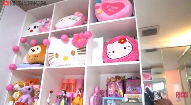 10 Potret Kamar Ria Ricis di Rumah Lama & Baru, Salfok Perabot