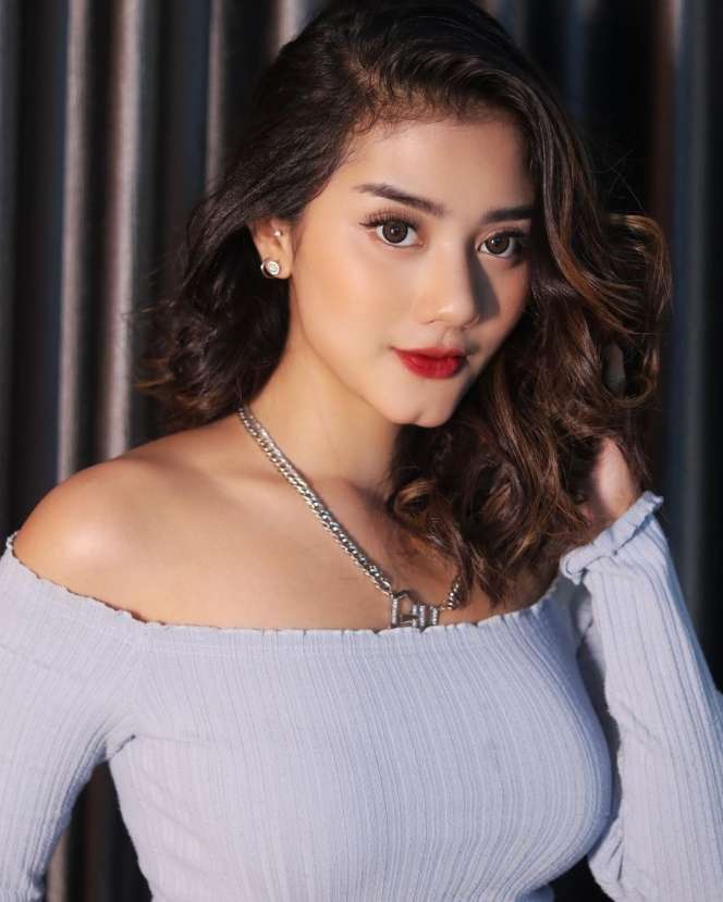 Gak Perlu Operasi, 5 Artis Cantik ini Punya Belahan Dagu Alami