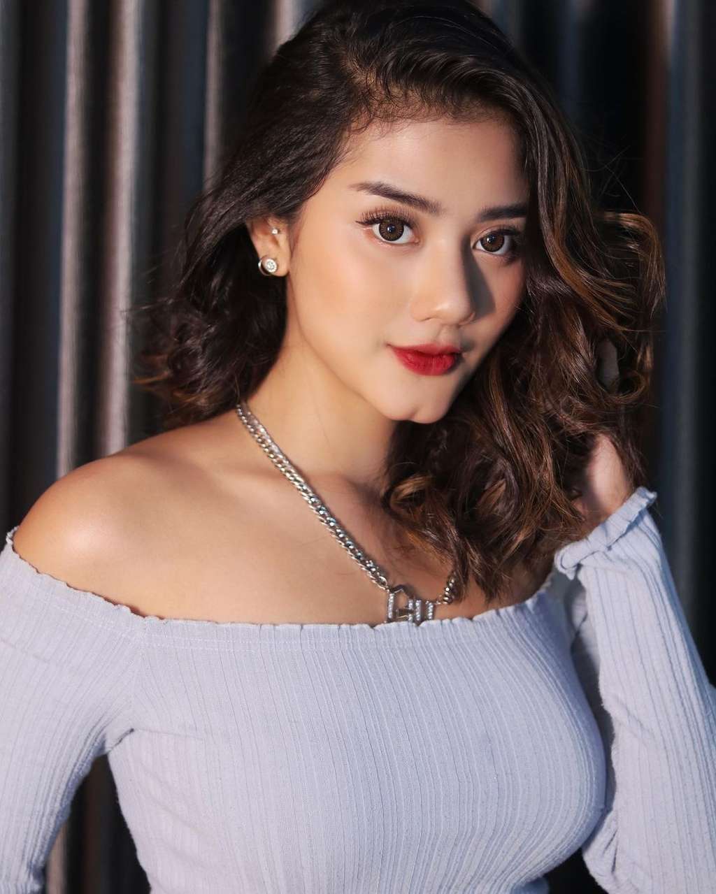 Gak Perlu Operasi, 5 Artis Cantik ini Punya Belahan Dagu Alami