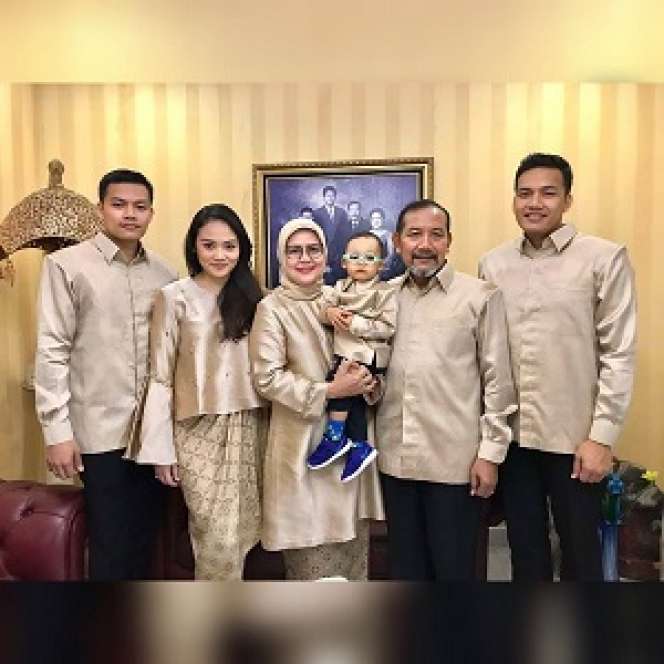 Intip Eks Kapolri Momong Cucu, Sampai Rela Jadi Tukang Becak!