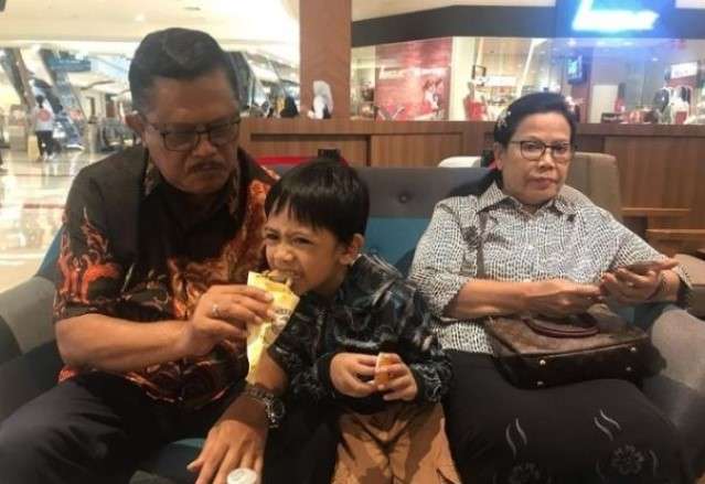 Intip Eks Kapolri Momong Cucu, Sampai Rela Jadi Tukang Becak!